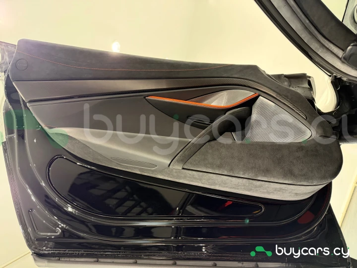 McLaren 750S Белый