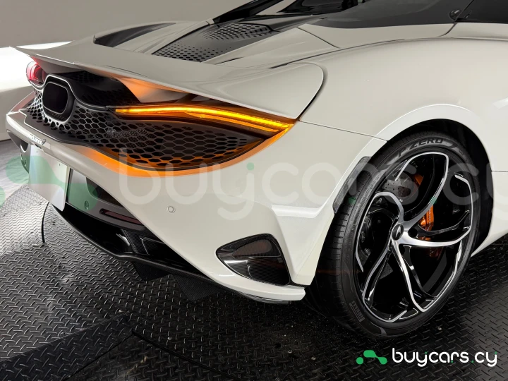 McLaren 750S Белый