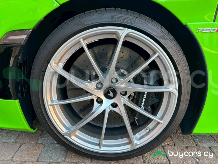 McLaren 750S Зеленый