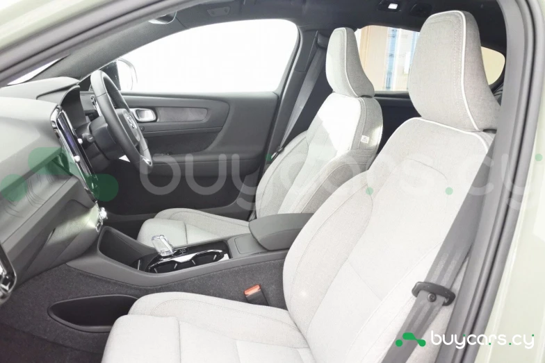 Volvo C40 Зеленый