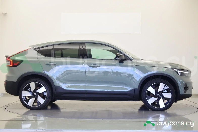 Volvo C40 Зеленый