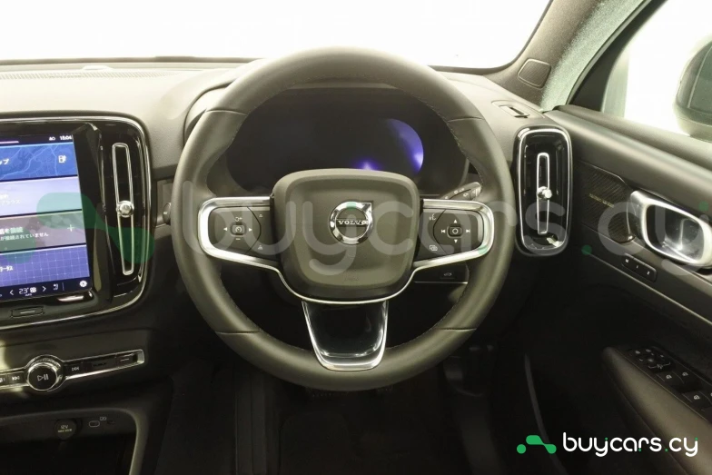 Volvo C40 Зеленый