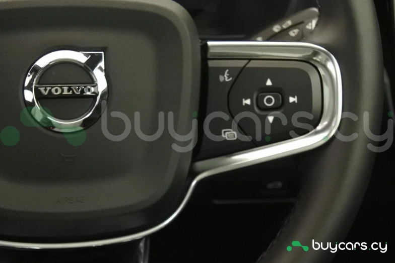 Volvo C40 Зеленый