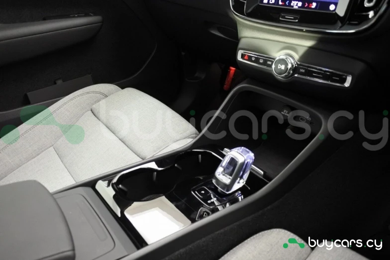 Volvo C40 Зеленый