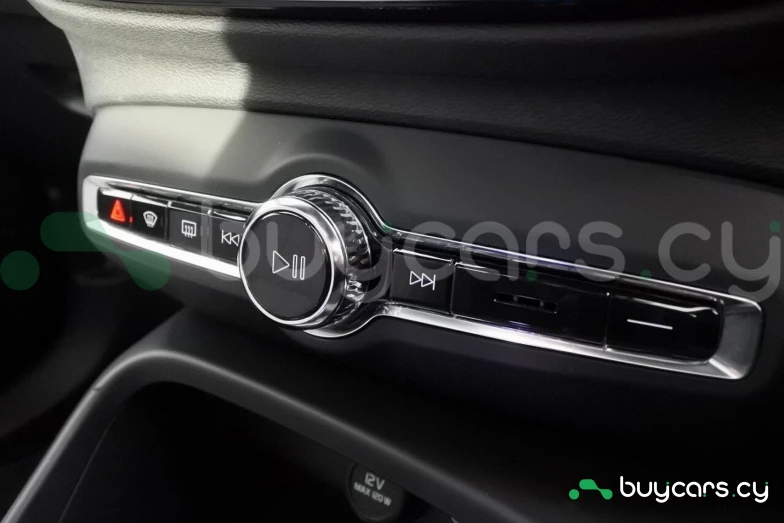 Volvo C40 Зеленый