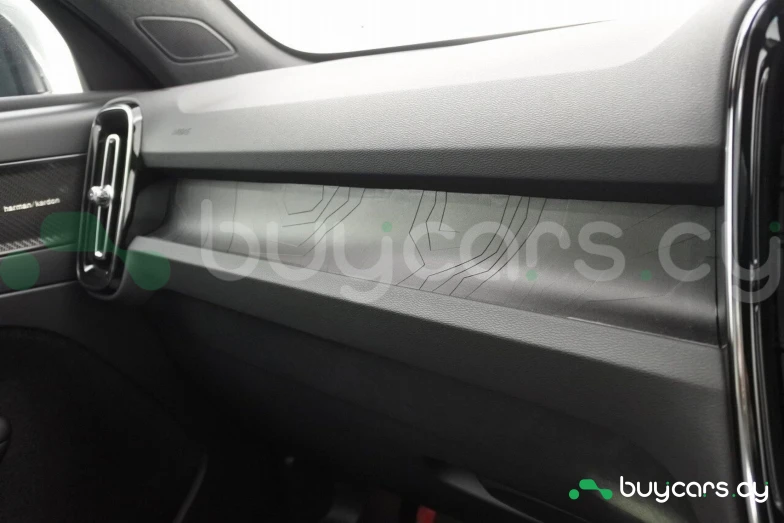 Volvo C40 Зеленый