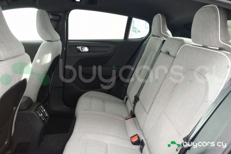 Volvo C40 Зеленый