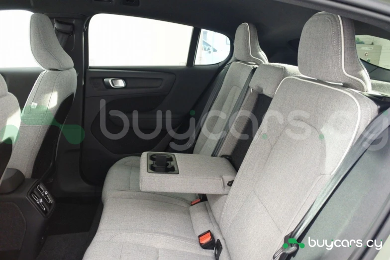 Volvo C40 Зеленый