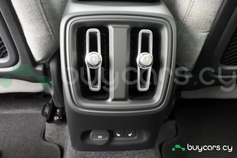 Volvo C40 Зеленый