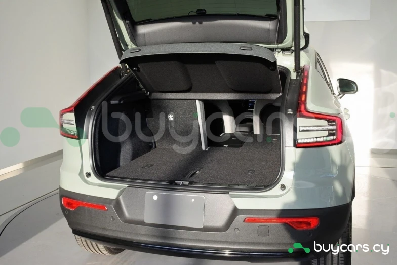 Volvo C40 Зеленый