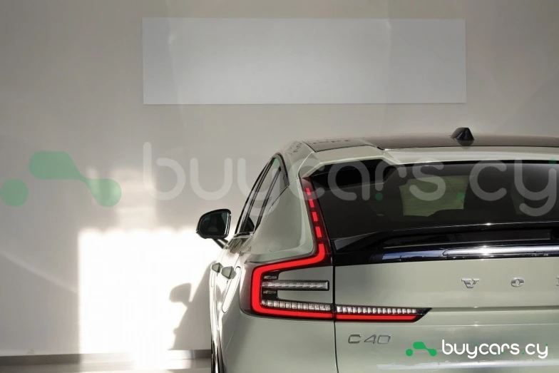 Volvo C40 Зеленый