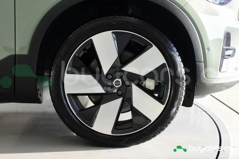 Volvo C40 Зеленый