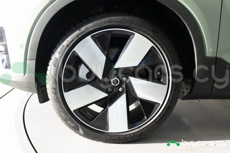 Volvo C40 Зеленый