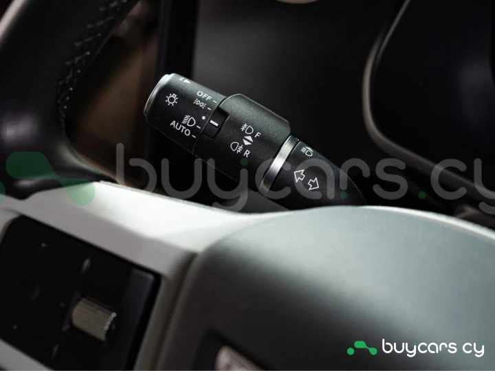 Land Rover Defender Белый