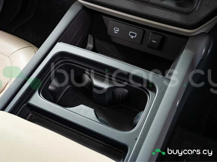 Land Rover Defender Белый