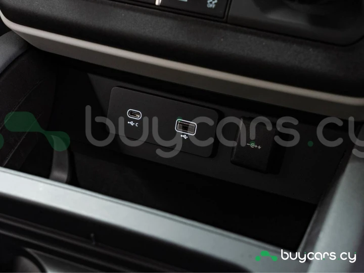 Land Rover Defender Белый