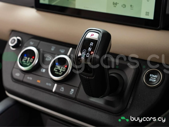 Land Rover Defender Белый