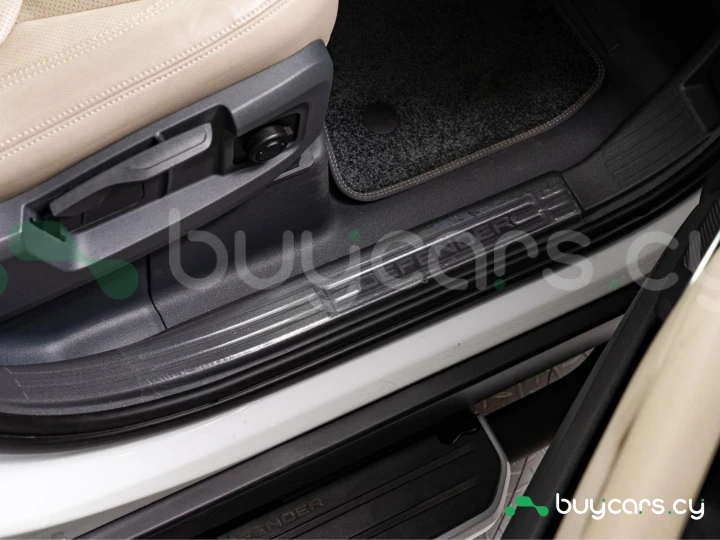 Land Rover Defender Белый