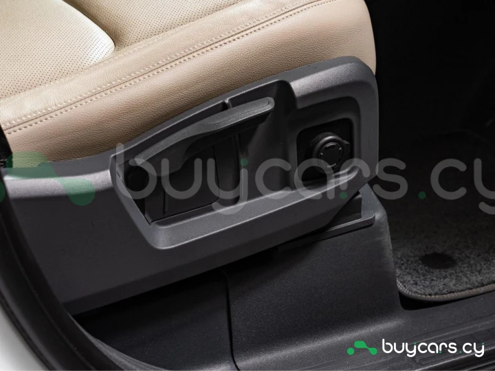 Land Rover Defender Белый