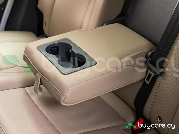 Land Rover Defender Белый