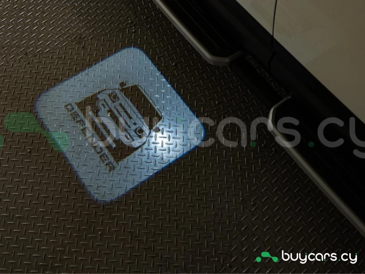 Land Rover Defender Белый