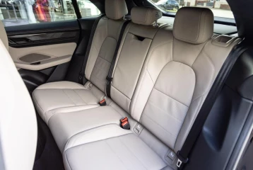 Porsche Macan Turbo, 2025