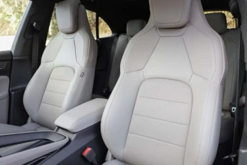 Porsche Macan , 2025