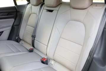 Porsche Macan , 2025