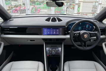 Porsche Macan , 2025