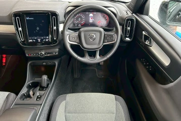 Volvo XC40 B4 Momentum, 2023