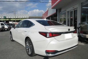 Lexus ES 300h Version L, 2024
