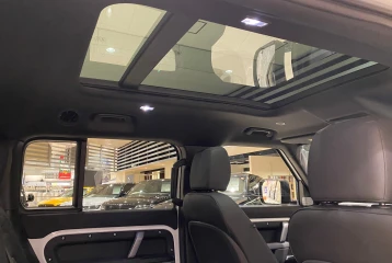 Land Rover Defender D300 X-Dynamic SE, 2024