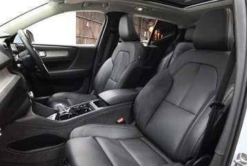 Volvo XC40 Plus B3, 2025