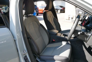 Volvo XC40 Plus B3, 2024