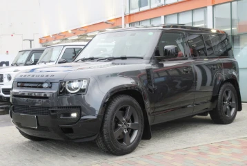 Land Rover Defender V8 P525, 2024