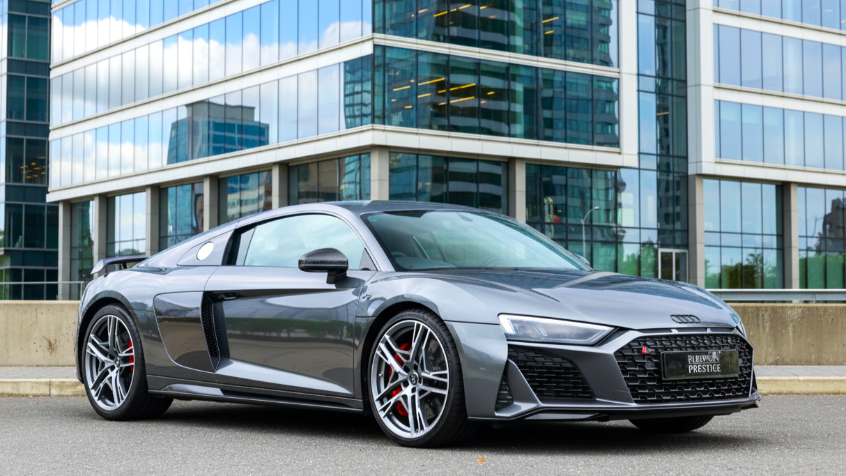 Audi R8 Quattro серого цвета