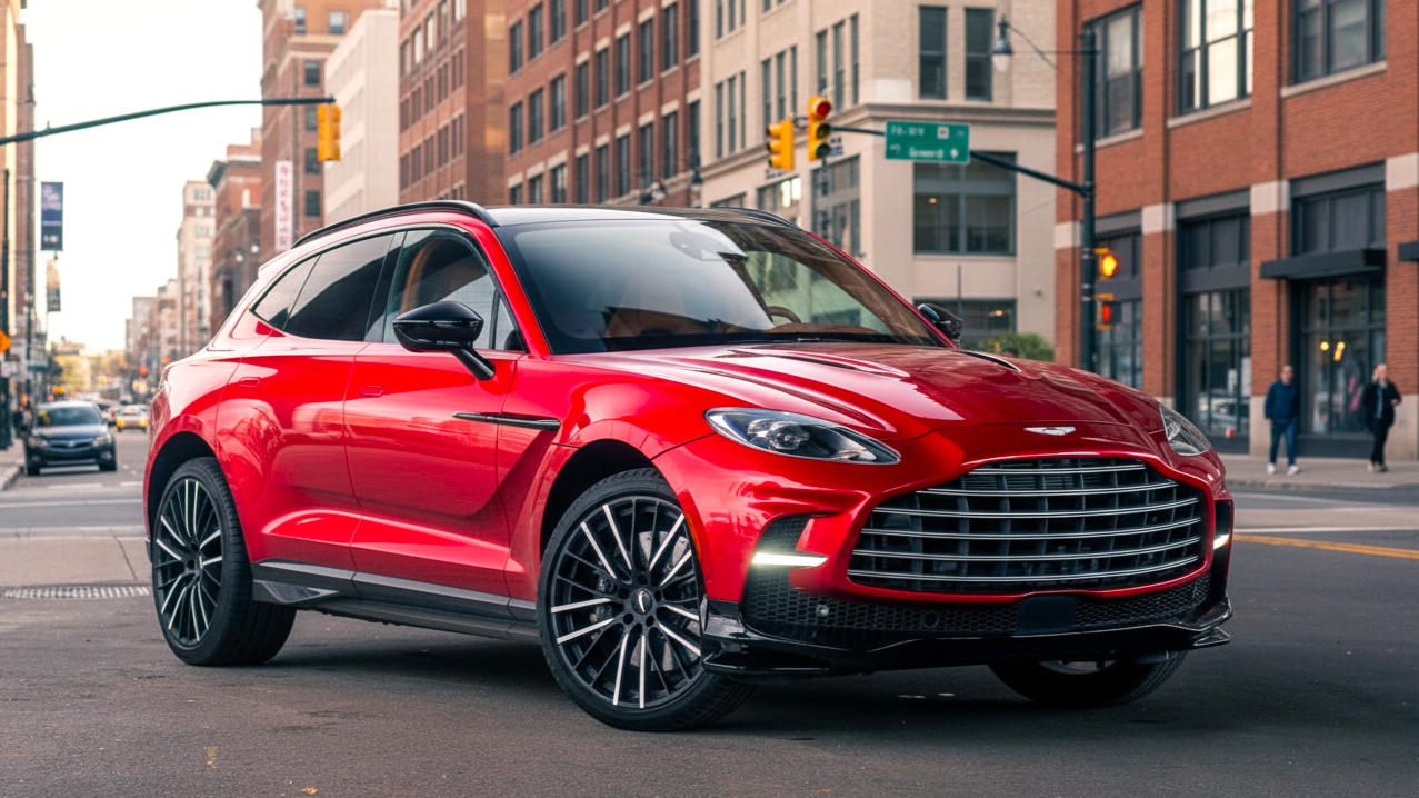 Aston Martin DBX красного цвета