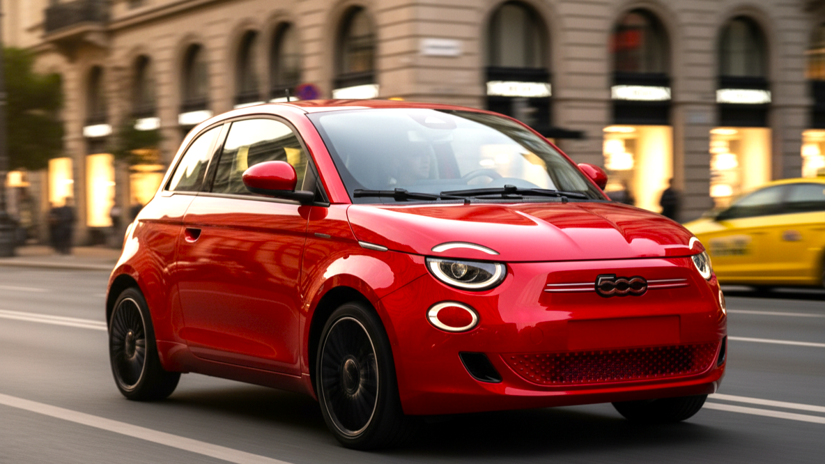 Fiat 500e красного цвета