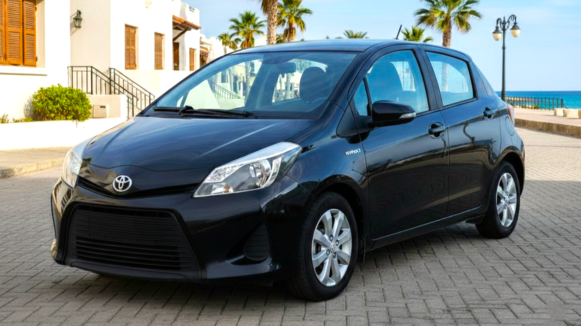 Toyota Yaris 2 черного цвета