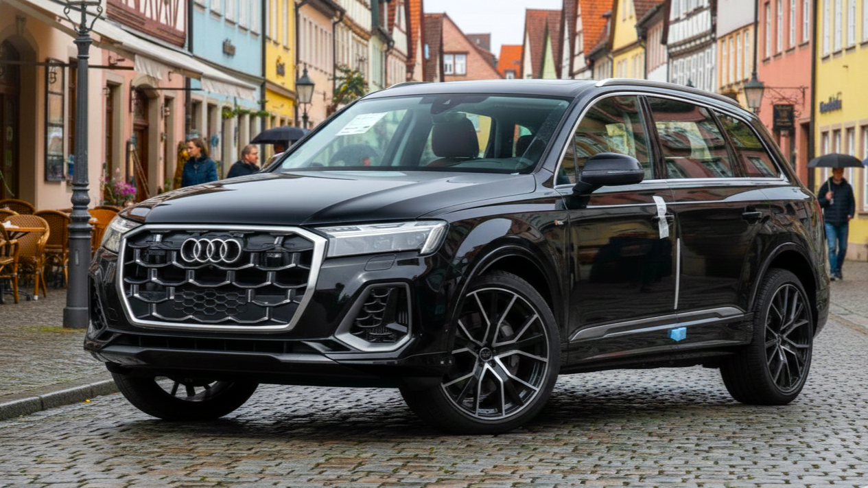 Audi-Q7 black colour