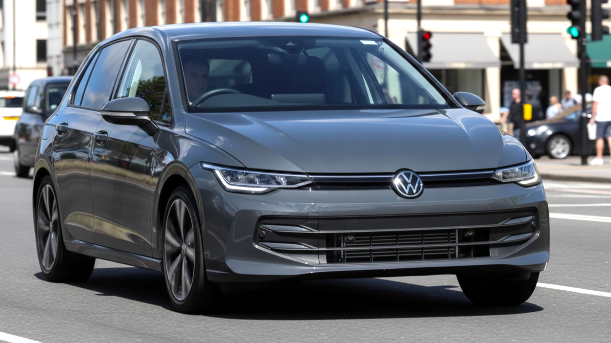 Volkswagen Golf серого цвета