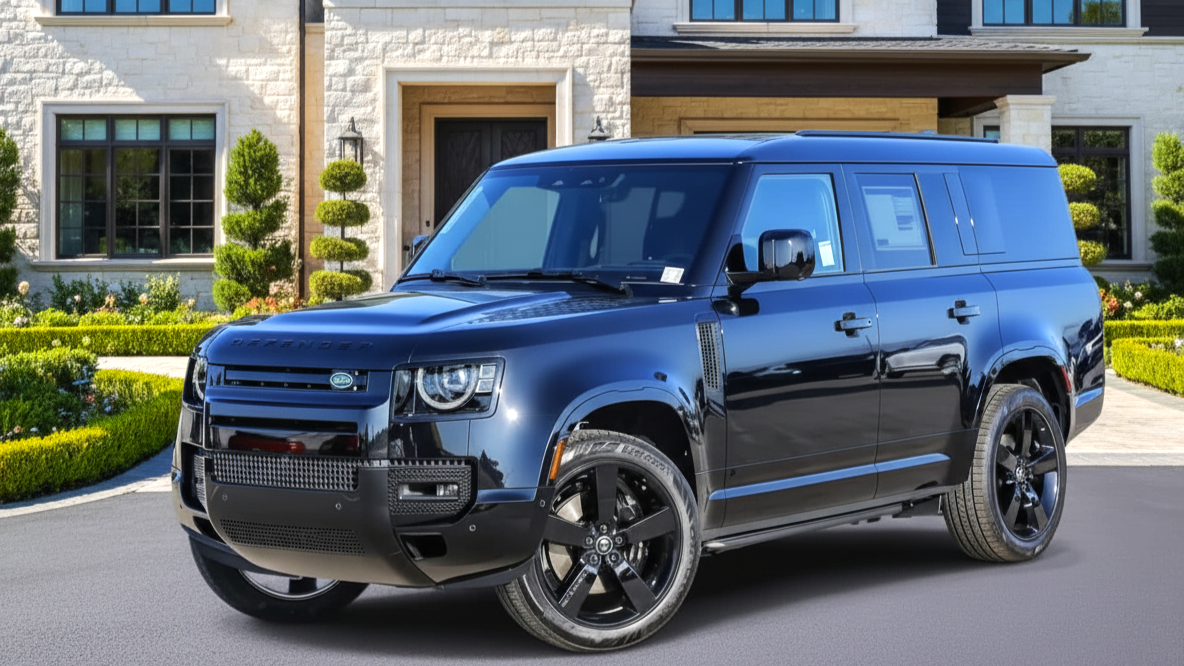 Land Rover Defender 130 черного цвета