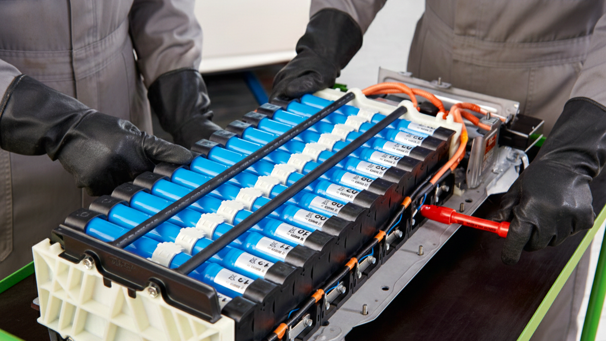 Replacing a hybrid battery