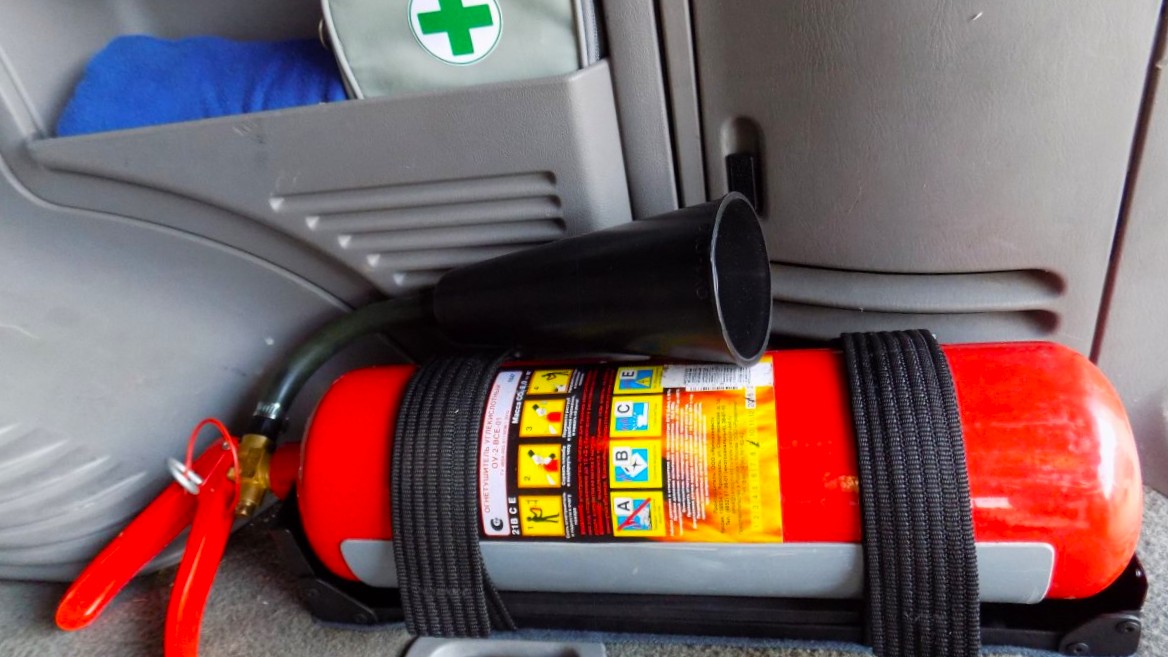 Как выбрать автомобильный огнетушитель