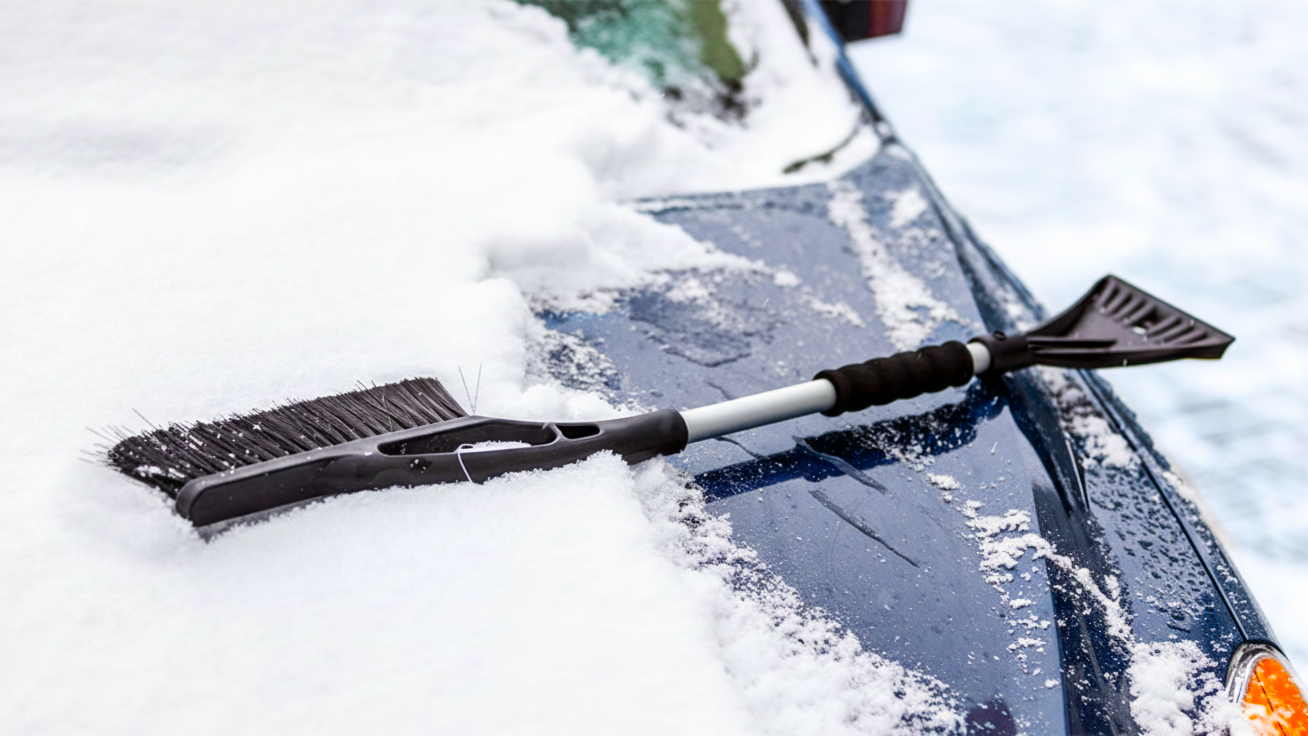 Автомобильная щетка для чистки снега
