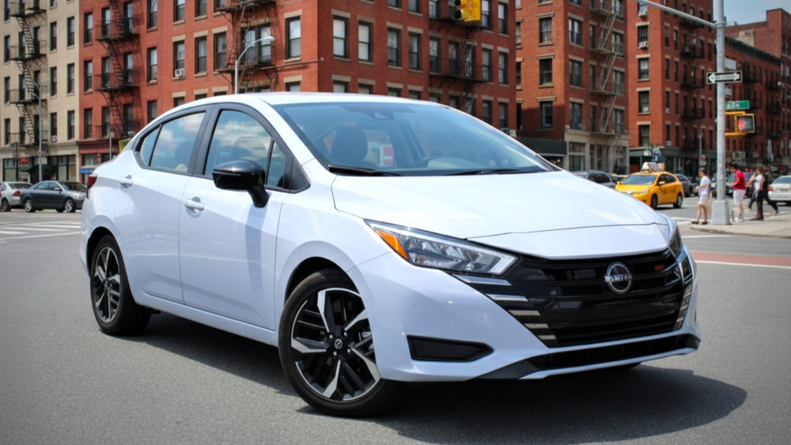 Nissan Versa белого цвета