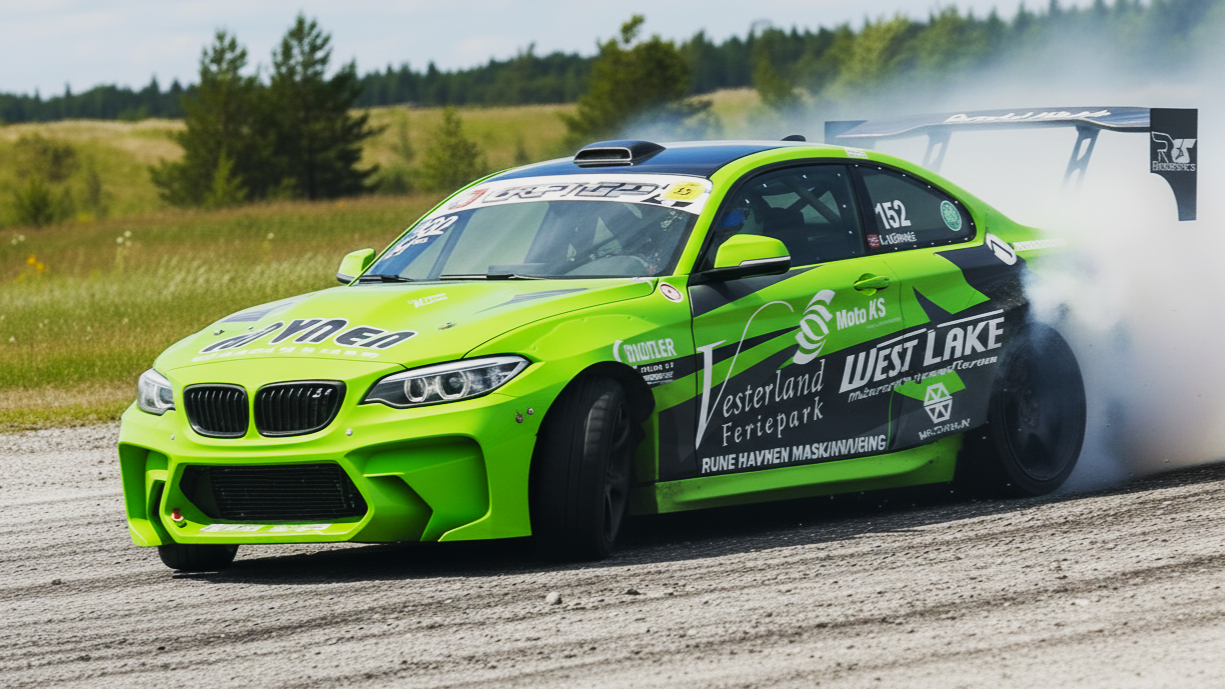 BMW M серии зеленого цвета