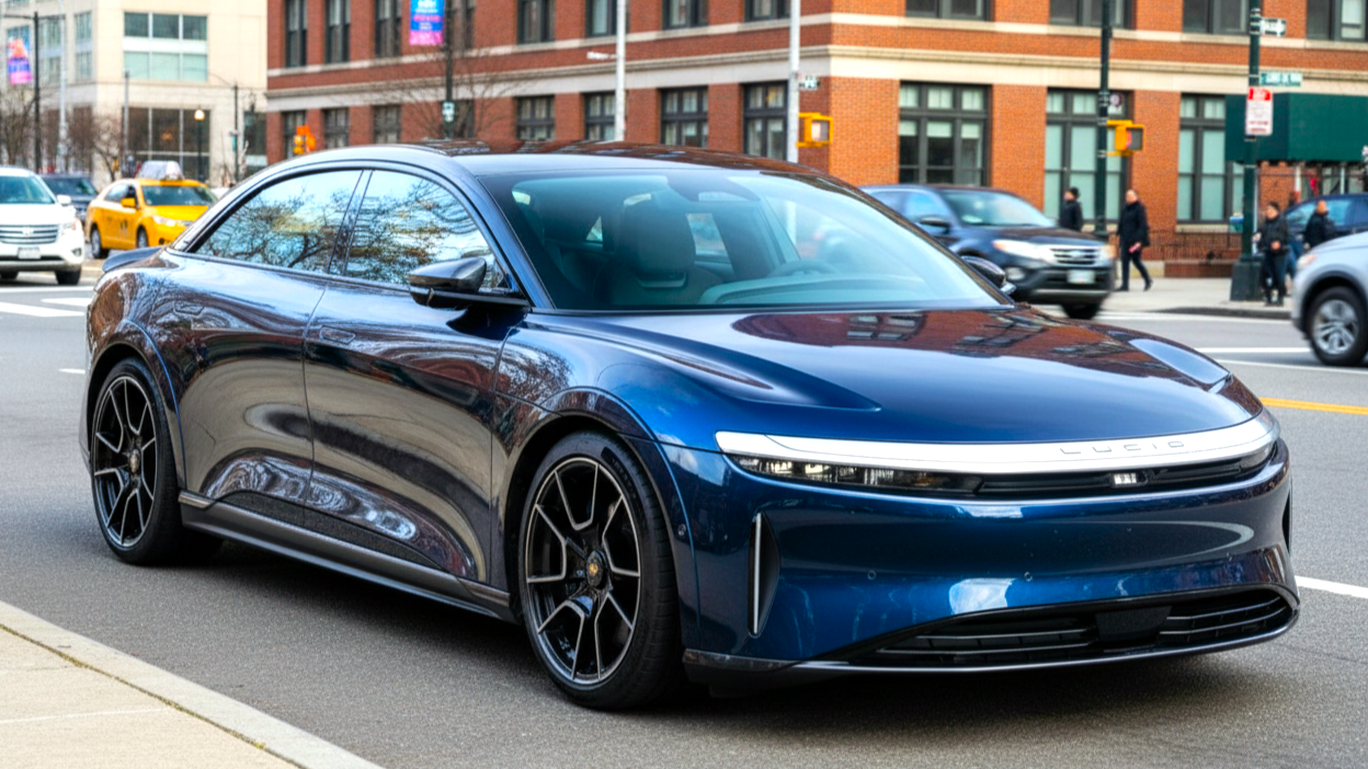 Lucid Air Sapphire синего цвета