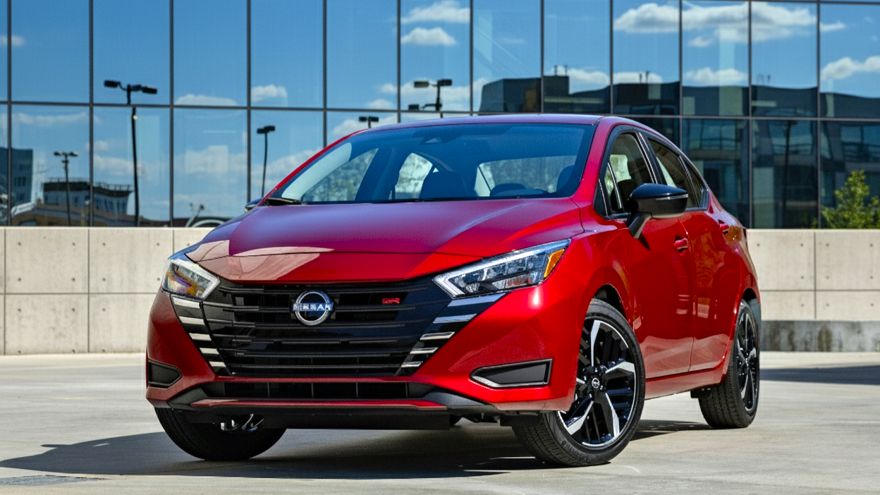 Nissan Versa красного цвета