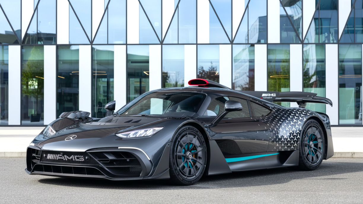 Mercedes-AMG One темно-серого цвета